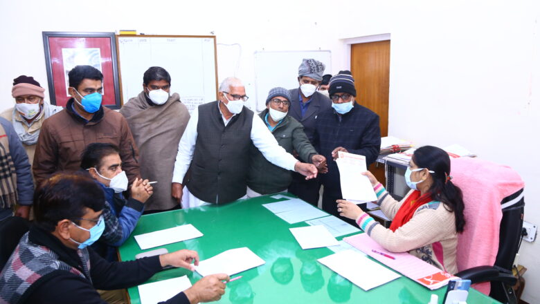 आदेश के खिलाफ सांकेतिक धरना देकर किया प्रदर्शन