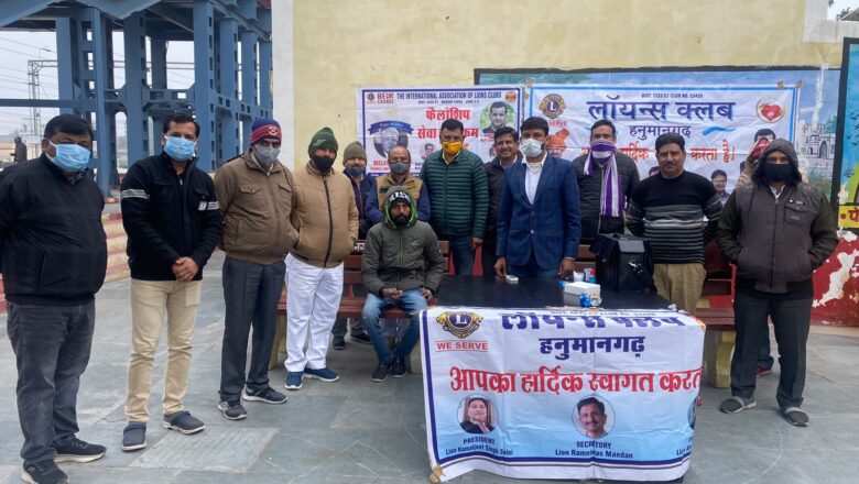 शिविर में ट्रेन यात्रियों की जांची शुगर