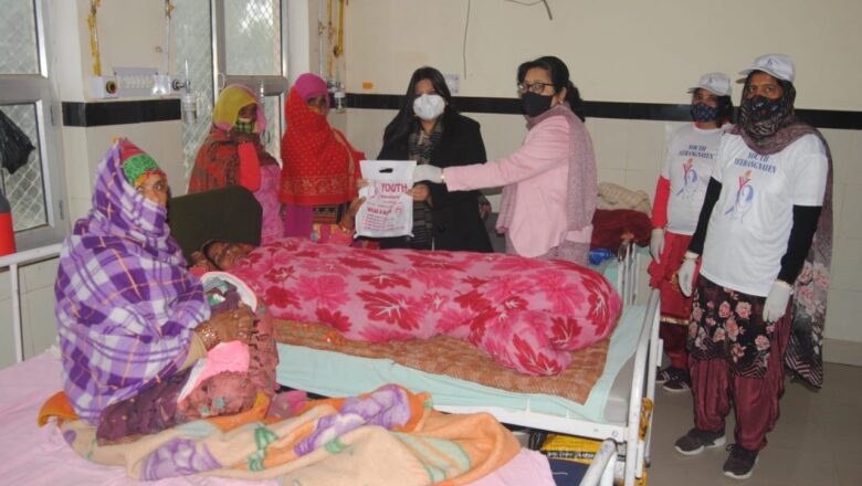यूथ वीरांगनाओं ने जिला चिकित्सालय में मरीजों को बांटी करोना किटें