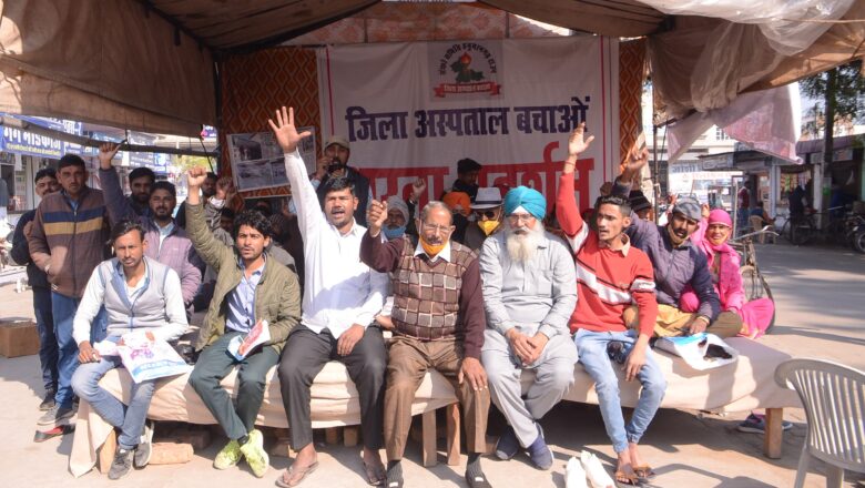 करोड़ों के फायदे के लिए सैकड़ों परिवारों को सड़क पर लाने का प्रयास