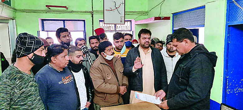 रेलवे बाउंड्री के पार्क में बनी शिव प्रतिमा खंडित