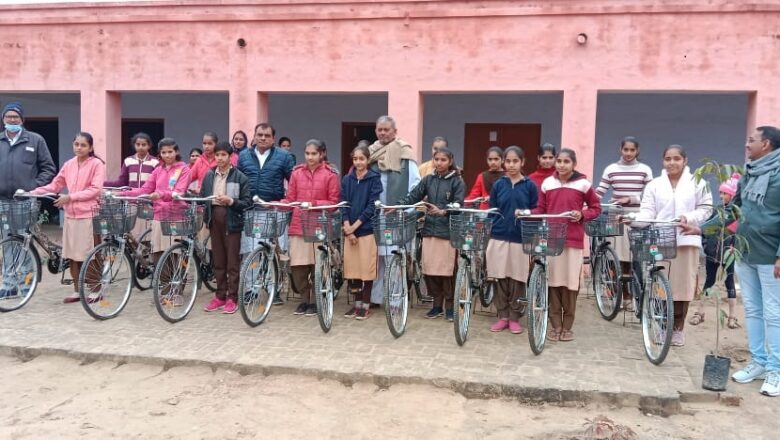 बड़बिराना में छात्राओं को साइकिलें वितरित