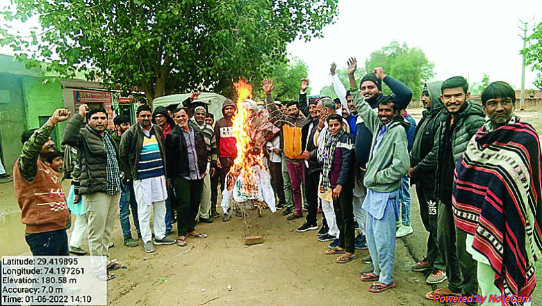 पंडितांवाली में ग्रामीणों ने पंजाब सरकार का पुतला फूंका