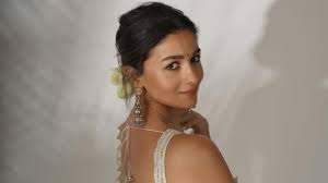 आलिया भट्ट का देसी लुक देखकर फैन्स हो गए फिदा, इतनी महंगी साड़ी में लिपटी नजर आई स्टाइलिश ‘गंगूबाई काठियावाड़ी’