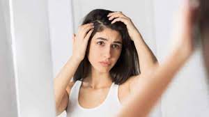 झड़ते बालों को हेयर फॉल समझने की भूल तो नहीं कर रहें आप?