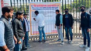 REET को लेकर भरतपुर में राज्य मंत्री सुभाष गर्ग के घर पास लगे आपतिजनक होर्डिंग