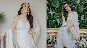 करिश्मा तन्ना की तरह आप भी कैरी कर सकते हैं शरारा सूट, मिलेगा अलग लुक