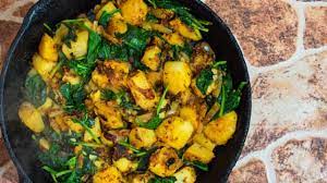 डिनर में सर्व करें आलू-साग की टेस्टी सब्जी