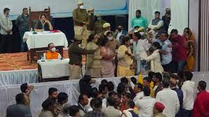 बीकानेर नगर निगम का 362 करोड़ का बजट:निगम की बैठक में पार्षद को पुलिसकर्मी ने दिखाई लाठी, मेयर ने कहा ये सब एसपी के आदेश पर हुआ, विपक्ष का हंगामा