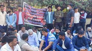 BJP MP किरोड़ीलाल जयपुर में धरने पर बैठे, गहलोत सरकार से की ये मांग