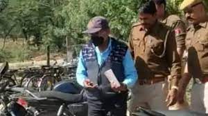 स्कूल में लड़कियों के गाल खींचता और करता गंदी हरकत, माता-पिता की शिकायत के बाद हंगामा; टीचर के खिलाफ जांच के आदेश