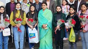 राजस्थान की 8 छात्राओं की घर वापसी, जयपुर एयरपोर्ट पर महिला एवं बाल मंत्री ने किया रिसीव