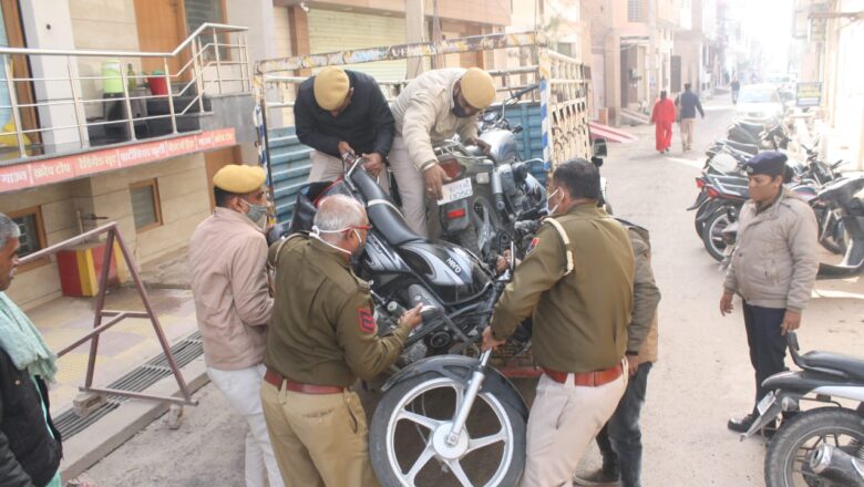 सड़क पर खड़े वाहन किए जब्त