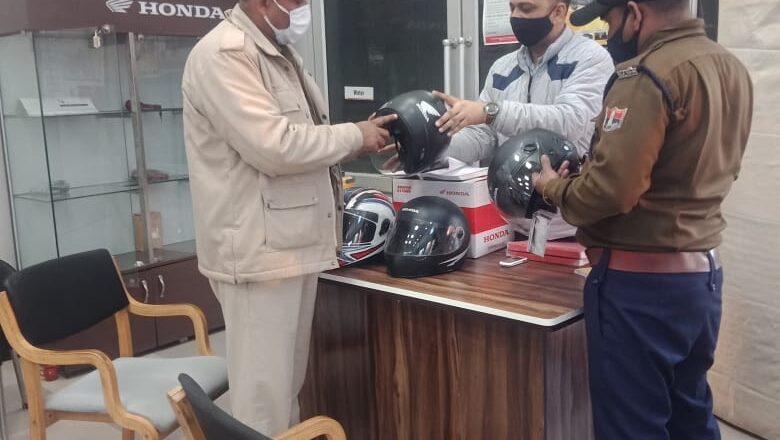 यातायात पुलिस ने जांची हेलमेट की गुणवत्ता