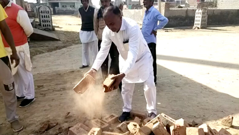 अमानक सामग्री लगाने का आरोप, रूकवाया निर्माण कार्य