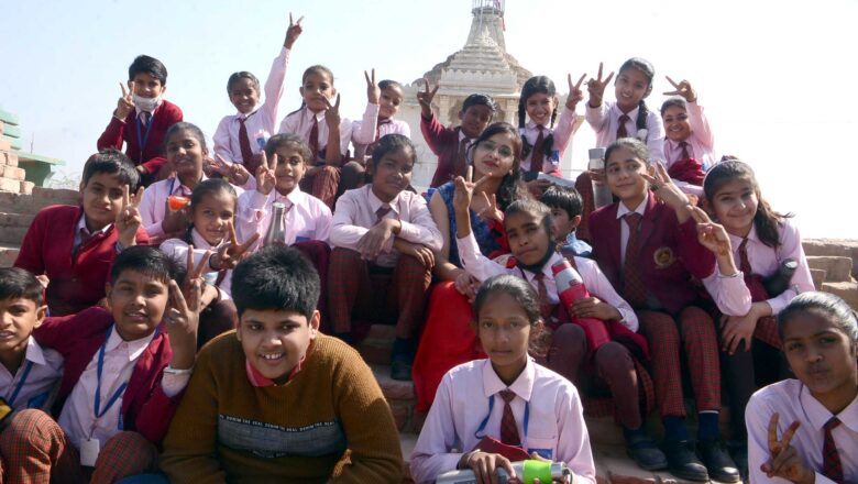 विद्यार्थियों ने भटनेर दुर्ग व शहीद स्मारक स्थल का किया भ्रमण