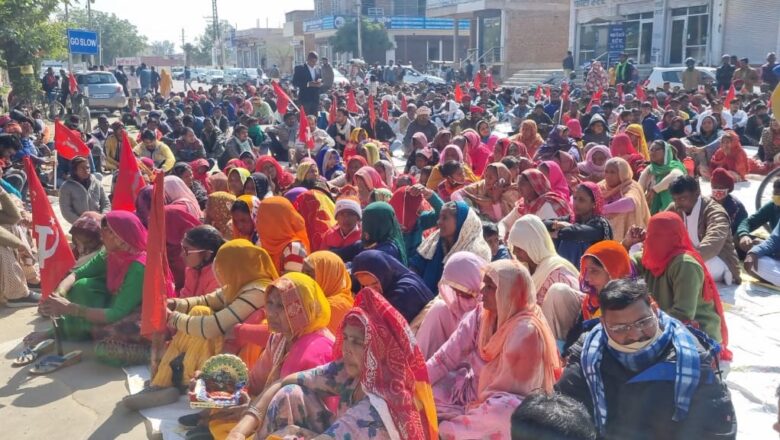 छात्रा से छेड़छाड़ के मामले को लेकर एसपी कार्यालय का घेराव
