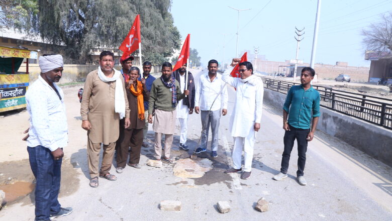 सड़क के बीचोंबीच बने गड्ढे से हो रहे हादसे