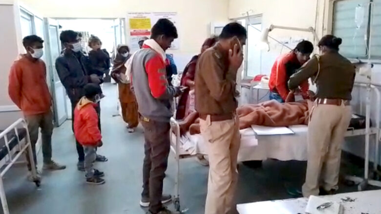घर में घुसकर विवाहिता के साथ छेड़छाड़ व मारपीट