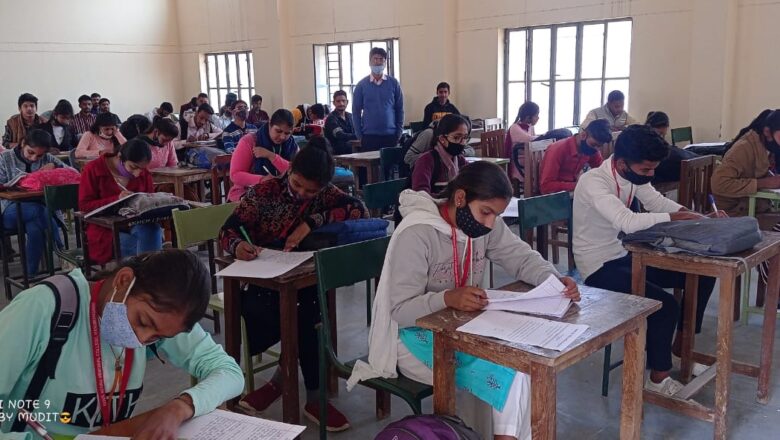 निबंध प्रतियोगिता में नुसरत प्रथम
