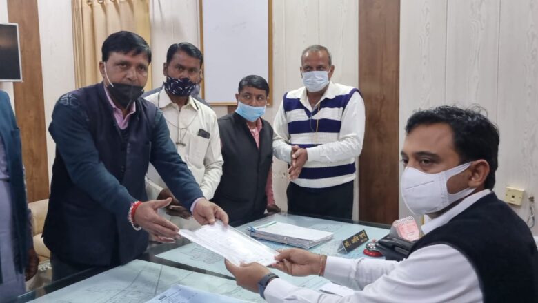 वेतन विसंगति दूर करवाने के लिए कलक्ट्रेट पर धरना-प्रदर्शन