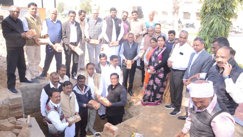 स्कूल के नए प्रवेश द्वार के निर्माण के लिए भूमि पूजन