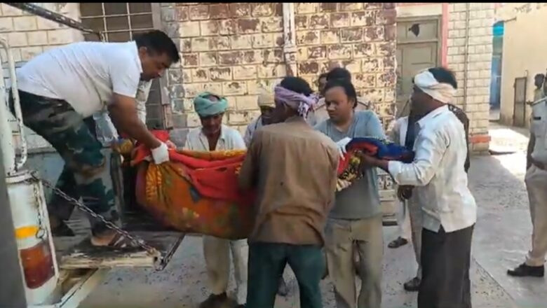 पत्नी की सोते समय कुल्हाड़ी से वार कर हत्या, पति ने खेत में पेड़ से फंदा लगाकर आत्महत्या की