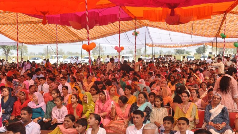 केआर शिक्षण संस्थान ने छात्राओं को बांटी स्कूटी