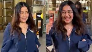 नेहा कक्कड़ एयरपोर्ट पर हुईं स्पॉट, बढ़ा वजन देख लोग बोले- ‘प्रेग्नेंट हैं?’
