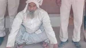 फेसबुक पर लड़की बनकर युवाओं को करते थे ब्लैकमेल, पुलिस ने मोबाइल पर सेक्स चैट करते पिता-पुत्र को पकड़ा