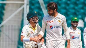 PAK vs AUS: शाहीन अफरीदी की गेंद पर डेविड वॉर्नर क्लीन बोल्ड, दोनों ने पेश की खेलभावना की अनूठी मिसाल