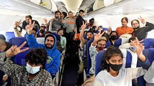 लड़कों को पीट रहे, लड़की को धक्का दिया, जयपुर पहुंचे छात्रों ने बताए यूक्रेन के हालात