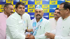 पंजाब की जीत के बाद राजस्थान में बढ़ा आम आदमी पार्टी का क्रेज, सरपंचों की फौज पार्टी की सदस्यता लेने पहुंची जयपुर