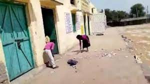 राजस्थान में बच्चे कर रहे सरकारी स्कूल की सफाई, लोग बोले- किताबों की जगह झाड़ू क्यों थमाई?