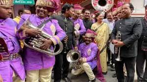 पूर्व CM वसुंधरा राजे जयपुर में बैंड समूह सदस्यों के बीच पहुंचीं, बैंड वादकों ने सुनाई गाने की धुन, ‘रुक जाना नहीं तू कही हार के ‘…
