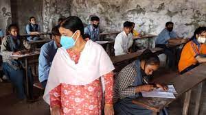2 साल बाद फिर शुरू हुए ऑफलाइन बोर्ड एग्जाम, परीक्षा केंद्रों से बिजली गुल, अंधेरे-गर्मी से परेशान हुए स्टूडेंट्स