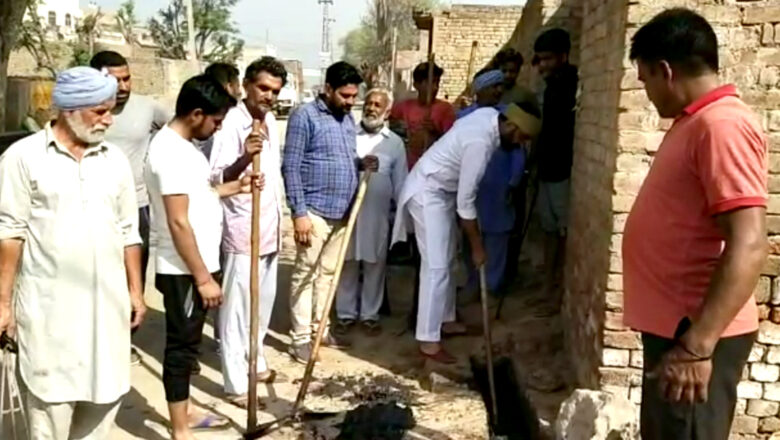 ग्राम पंचायत ने नहीं दिया ध्यान तो स्वयं जुटे नालियों की सफाई करने