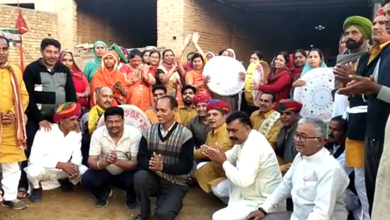 गोशाला में खेली फूलों की होली