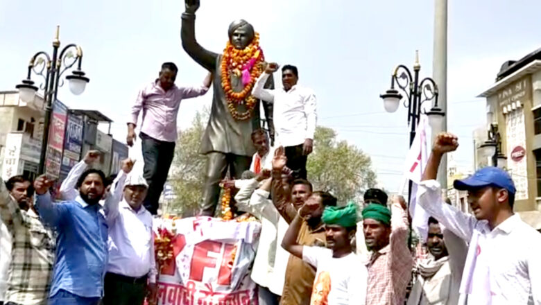 डीवाईएफआई कार्यकर्ताओं ने दी शहीदों को श्रद्धांजलि