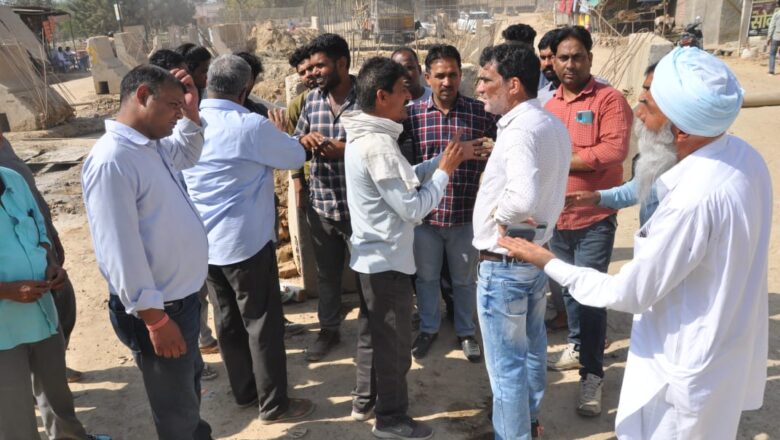 पुल निर्माण कार्य में अनियमितता का आरोप, आधे घंटे किया चक्काजाम