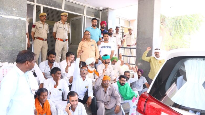 वादाखिलाफी के विरोध में कलक्ट्रेट पर प्रदर्शन
