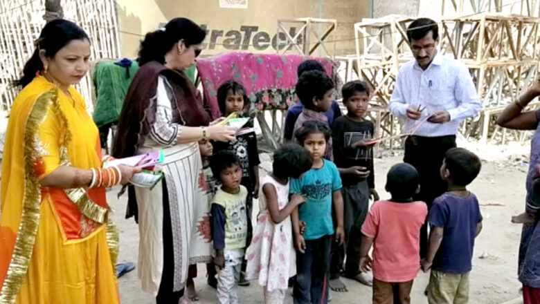 झुग्गी-झोंपड़ियों में रहने वाले बच्चों को पाठ्य पुस्तकें व खाद्य सामग्री भेंट