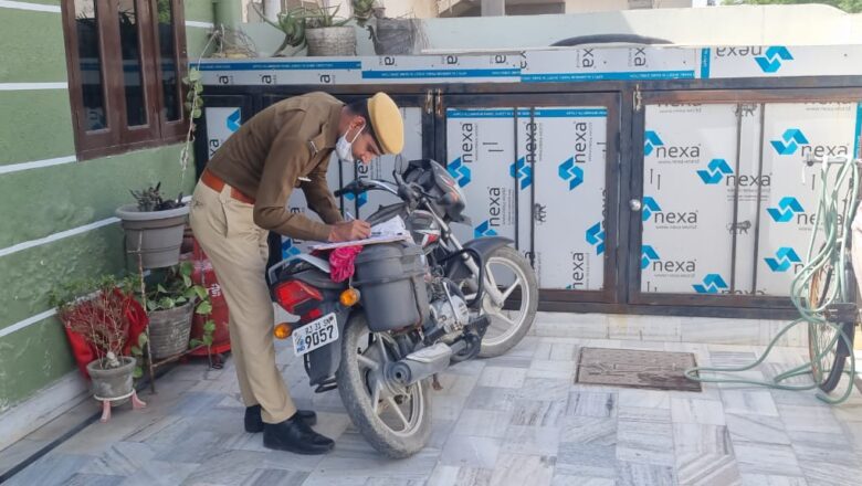 पुलिस घर-घर जाकर तलाश रही चोरी के वाहन