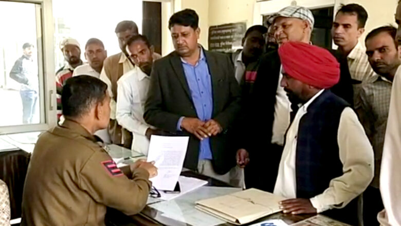 बाइक व नकदी छीनने का आरोप