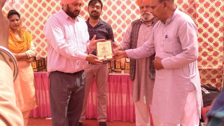 हॉकी खिलाड़ी व पीटीआई सम्मानित