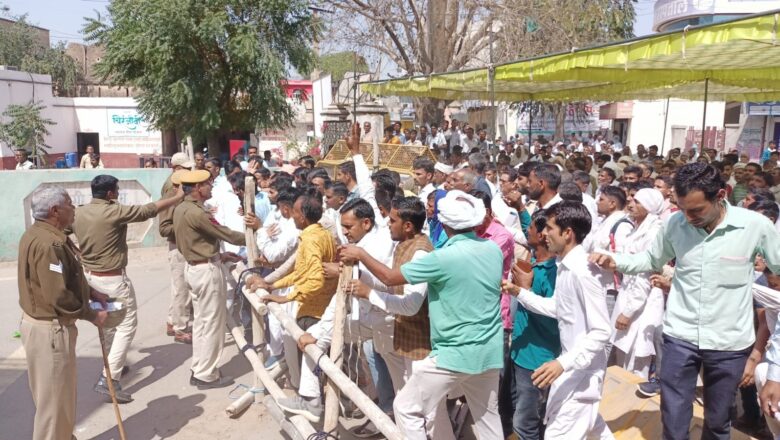एसडीएम दफ्तर के बाहर किसानों ने बैरिकेड्स तोड़े, पुलिस से भी तकरार