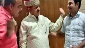 खादी की हनक से खाकी की चमक फीकी पड़ी, कांग्रेस-भाजपा के नेता दे रहे हैं कानून के राज को चुनौती