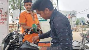 पेट्रोल पर टैक्स की मार, महज 1.5 Km के फासले पर 17 रुपये सस्ता मिल रहा है तेल