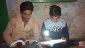 राजस्थान: बोर्ड परीक्षा, बिजली गुल! मोबाइल टॉर्च की रोशनी में पढ़ाई करने को मजबूर स्टूडेंट्स