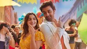 आलिया भट्ट ने मेहंदी से हाथों में लिखवाया R और नंबर 8